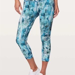 Lululemon Athletica Blue Abstract Capris size 4 high waisted 21” inseam